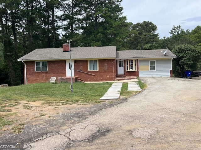 single story home featuring a front yard