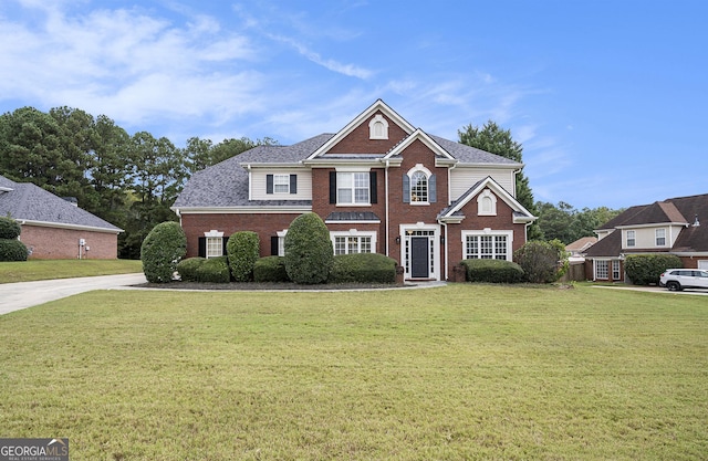 view of front of property featuring a front lawn