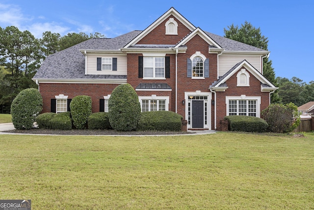 view of front facade featuring a front lawn