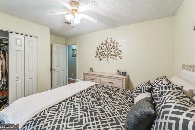 bedroom featuring a textured ceiling, ceiling fan, and a closet