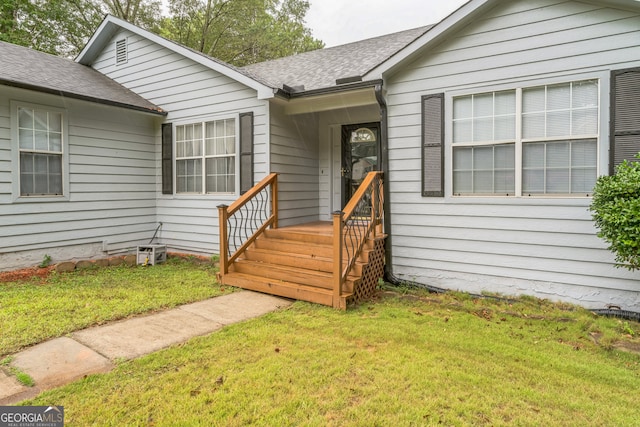 property entrance featuring a yard