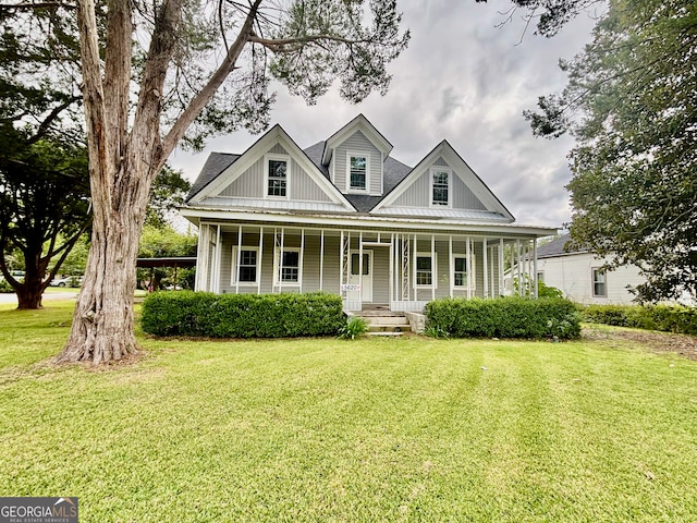 view of front of property featuring a front lawn and a porch