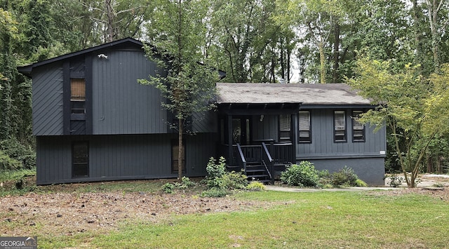 view of front of house with a front yard