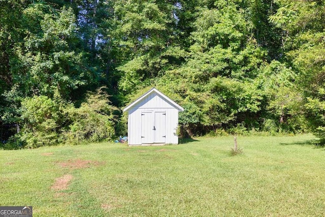 view of yard with a storage unit