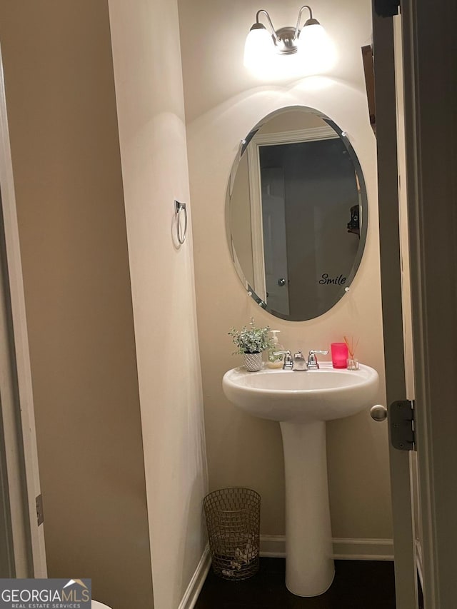 bathroom featuring sink