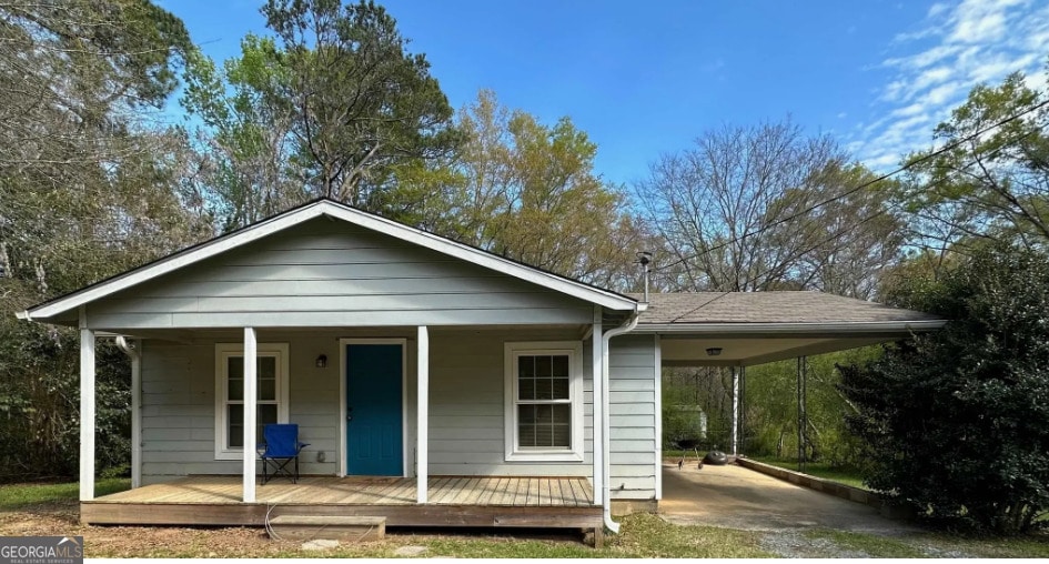 view of front facade featuring a porch and a carport