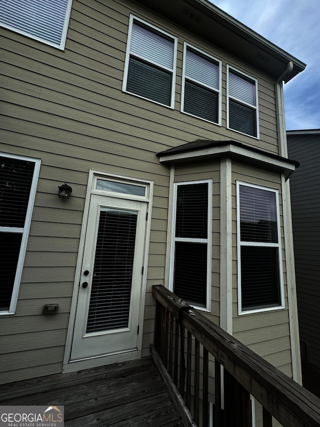 entrance to property featuring a wooden deck