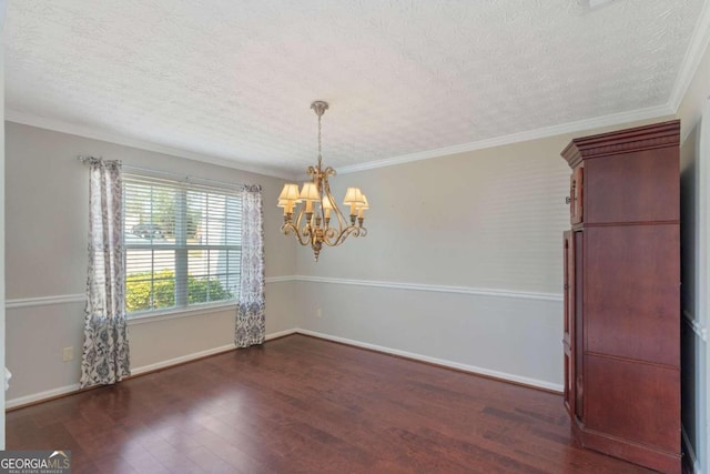 spare room featuring crown molding, an inviting chandelier, dark hardwood / wood-style floors, and a textured ceiling