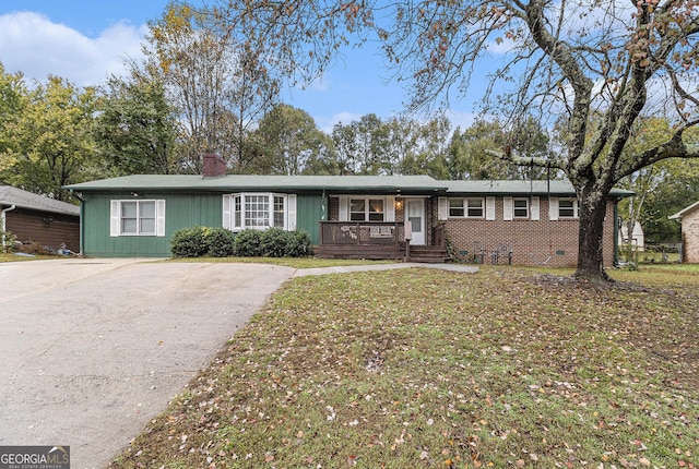 single story home with a front lawn