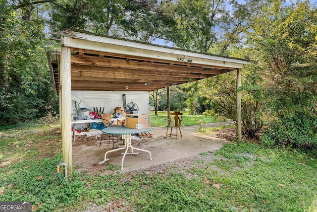 view of yard featuring a patio