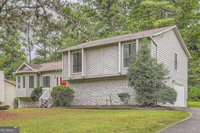 view of front facade featuring a garage and a front yard