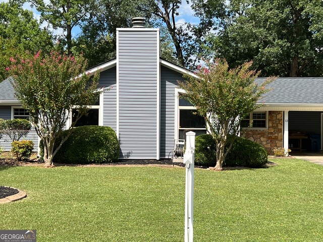 view of front of property featuring a front yard