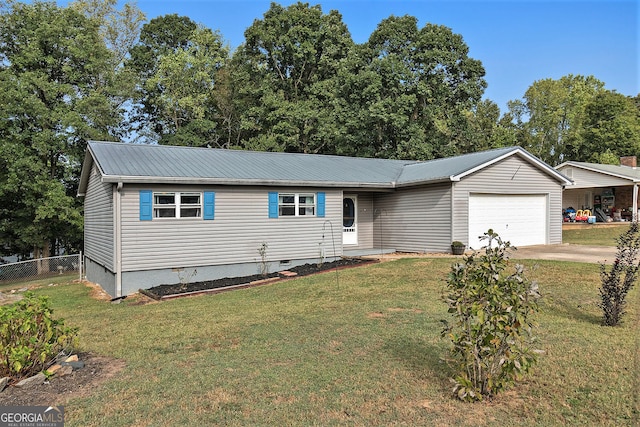 view of front of home featuring a front yard and a garage