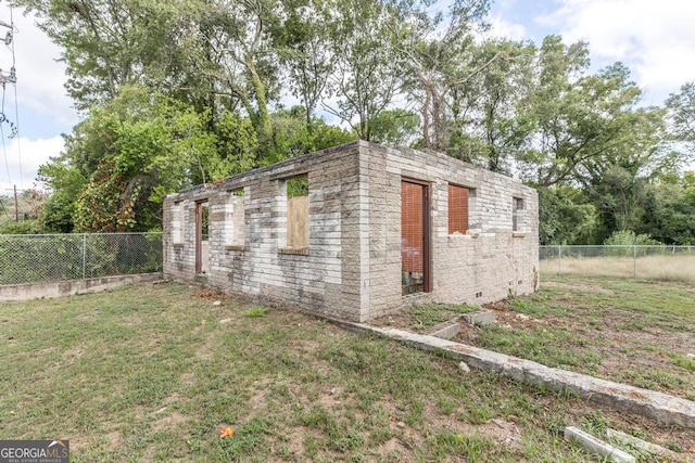 view of outdoor structure with a yard