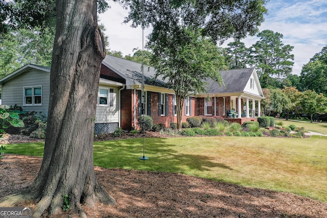 view of front of property with a front yard