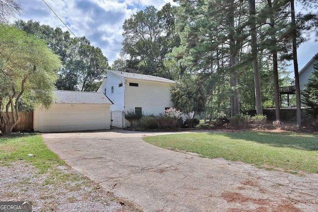 view of front facade featuring a front yard