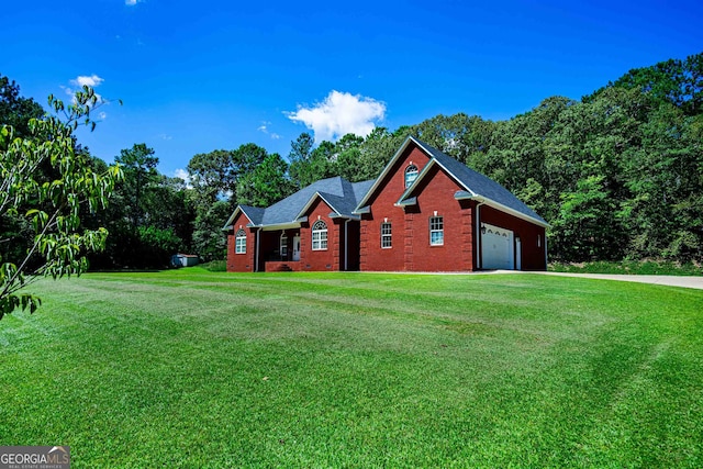 view of front of property featuring a front yard