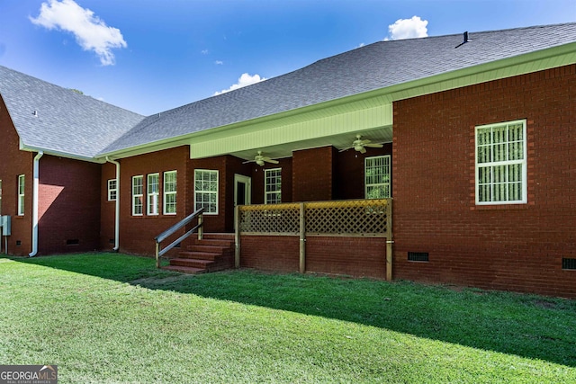 view of front facade featuring ceiling fan and a front yard