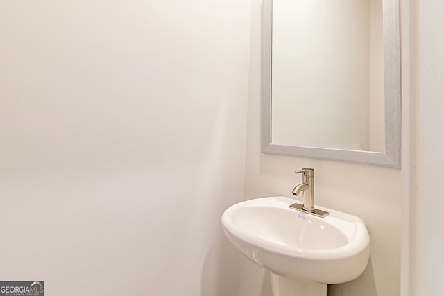 bathroom featuring sink