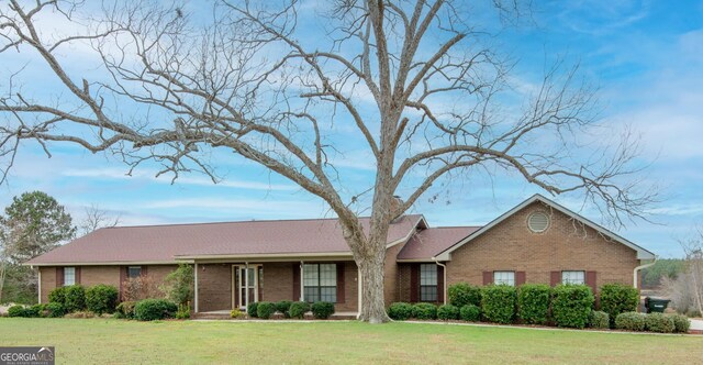 ranch-style home featuring a front lawn