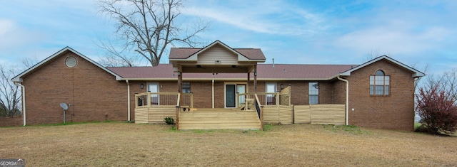 view of front of home featuring a front yard