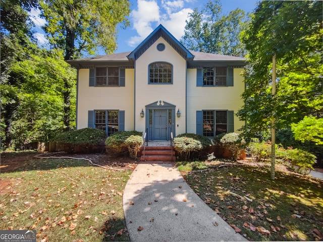 colonial inspired home featuring a front lawn