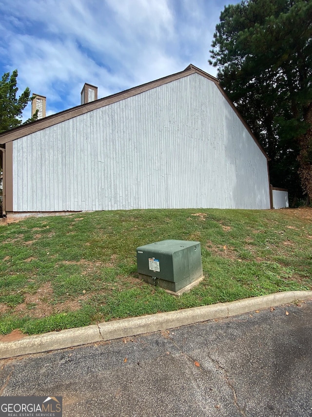 view of outdoor structure featuring a yard