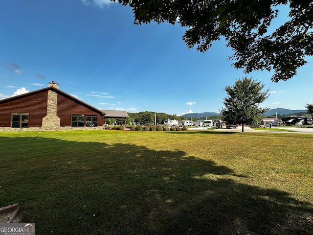 view of yard with a mountain view