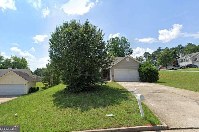 view of front of home featuring a front yard