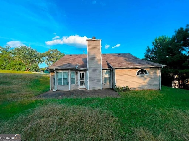 back of house featuring a lawn