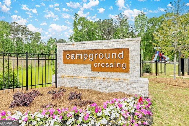 community / neighborhood sign featuring a lawn