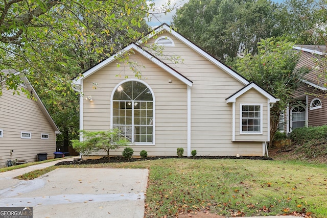 view of front of house featuring a front lawn