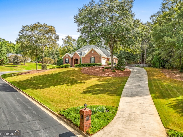 view of front property featuring a front yard