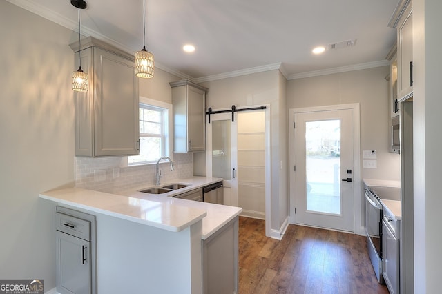 kitchen featuring sink, dark hardwood / wood-style flooring, kitchen peninsula, decorative light fixtures, and gray cabinets