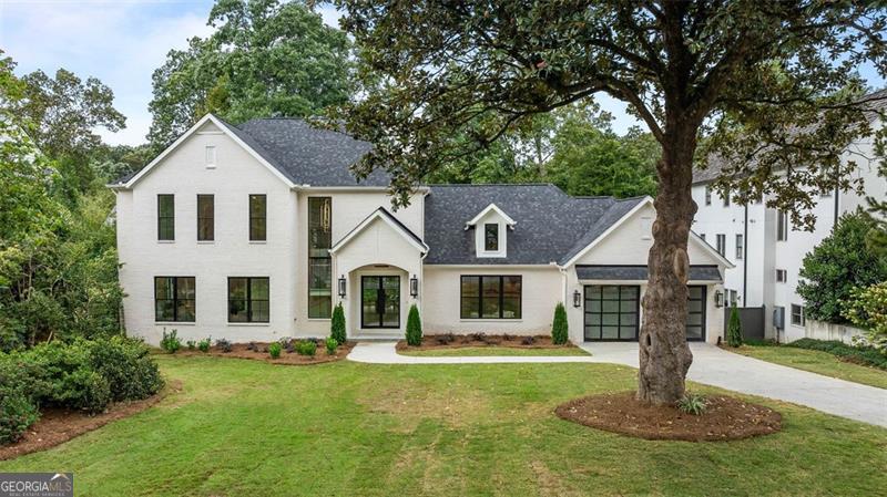 view of front of house featuring a front yard and a garage