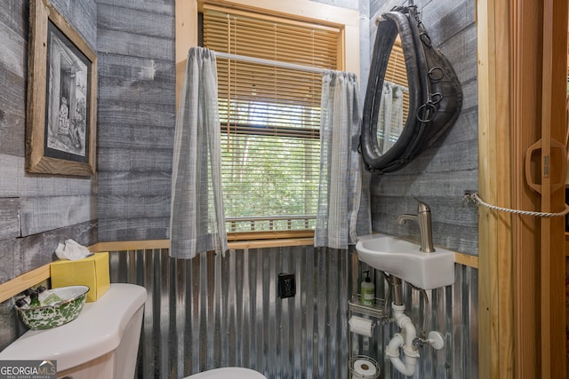 bathroom featuring toilet and sink