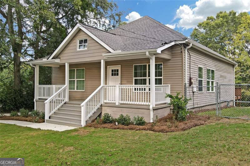 view of front of home featuring a front lawn and a porch