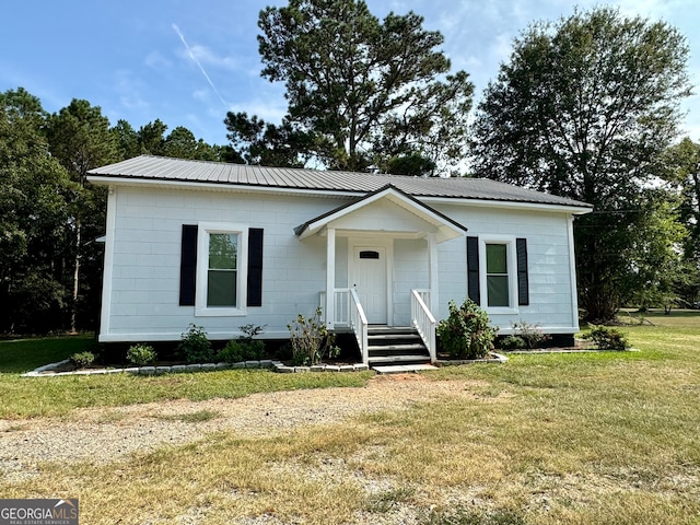 view of front of property featuring a front yard