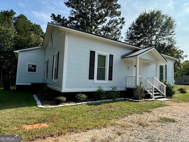 view of front of house with a front lawn