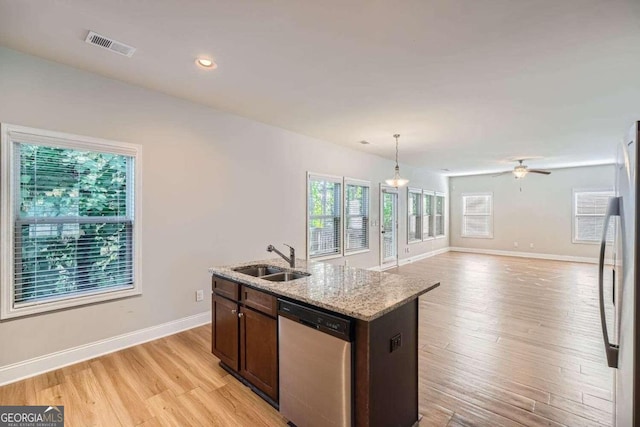 kitchen featuring appliances with stainless steel finishes, ceiling fan, an island with sink, and light hardwood / wood-style flooring