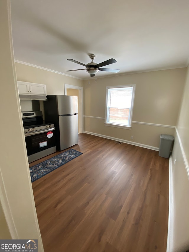 kitchen featuring white cabinets, dark hardwood / wood-style flooring, stainless steel appliances, ceiling fan, and ornamental molding