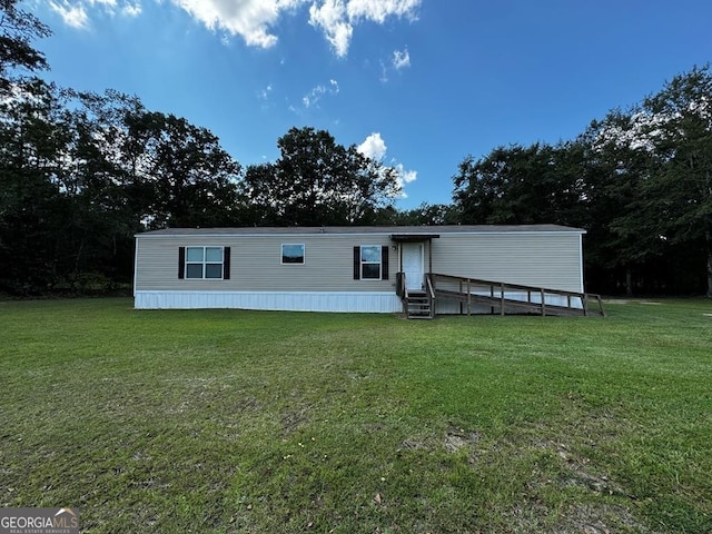 manufactured / mobile home with a front yard