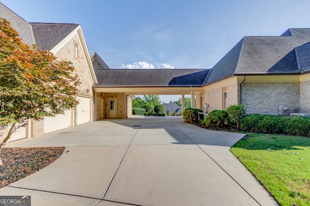 view of front of home featuring a garage, a front lawn, and a carport