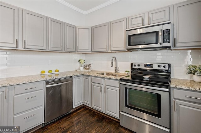 kitchen featuring sink, crown molding, dark hardwood / wood-style floors, gray cabinets, and stainless steel appliances