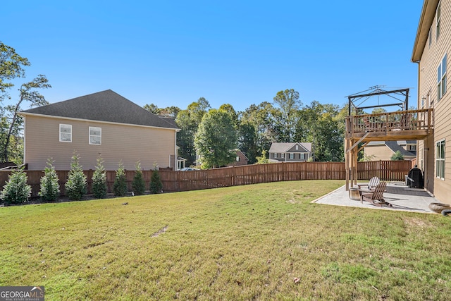 view of yard with a patio area