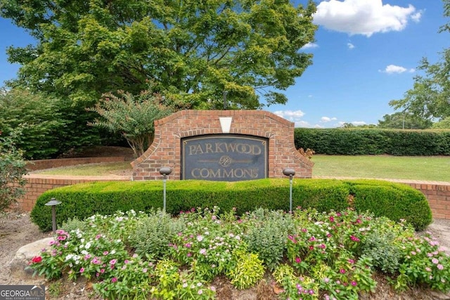 community sign with a lawn