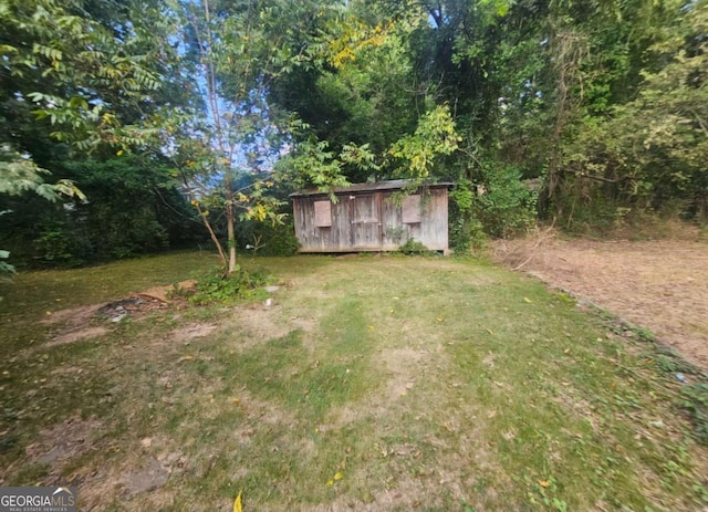 view of yard with a shed