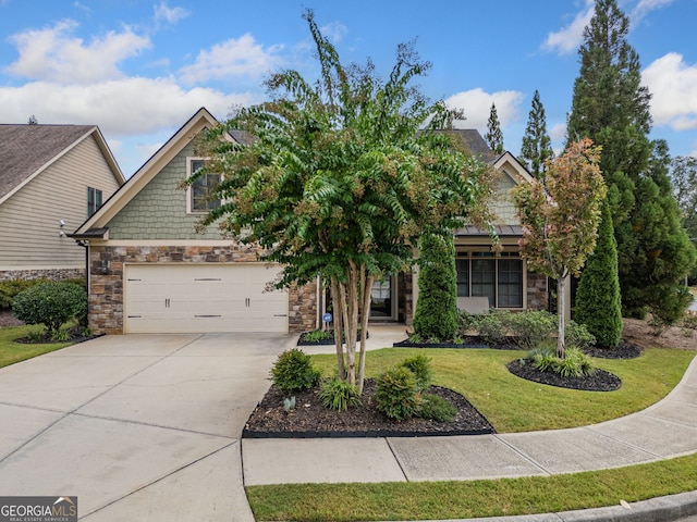 view of front facade with a garage and a front yard