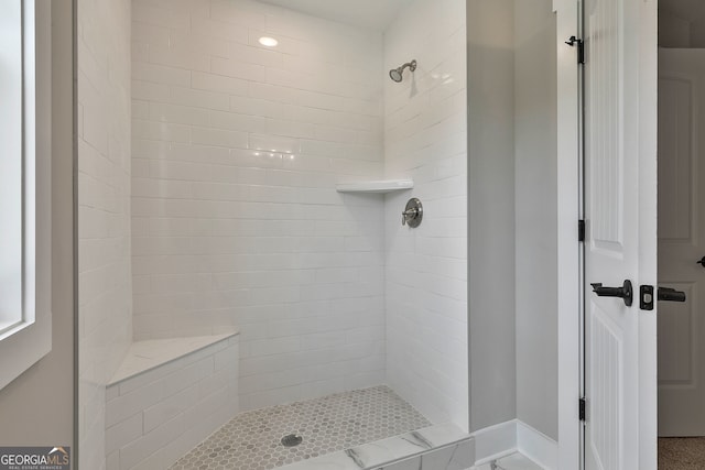 bathroom featuring tiled shower