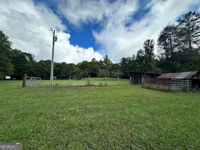 view of yard featuring an outdoor structure